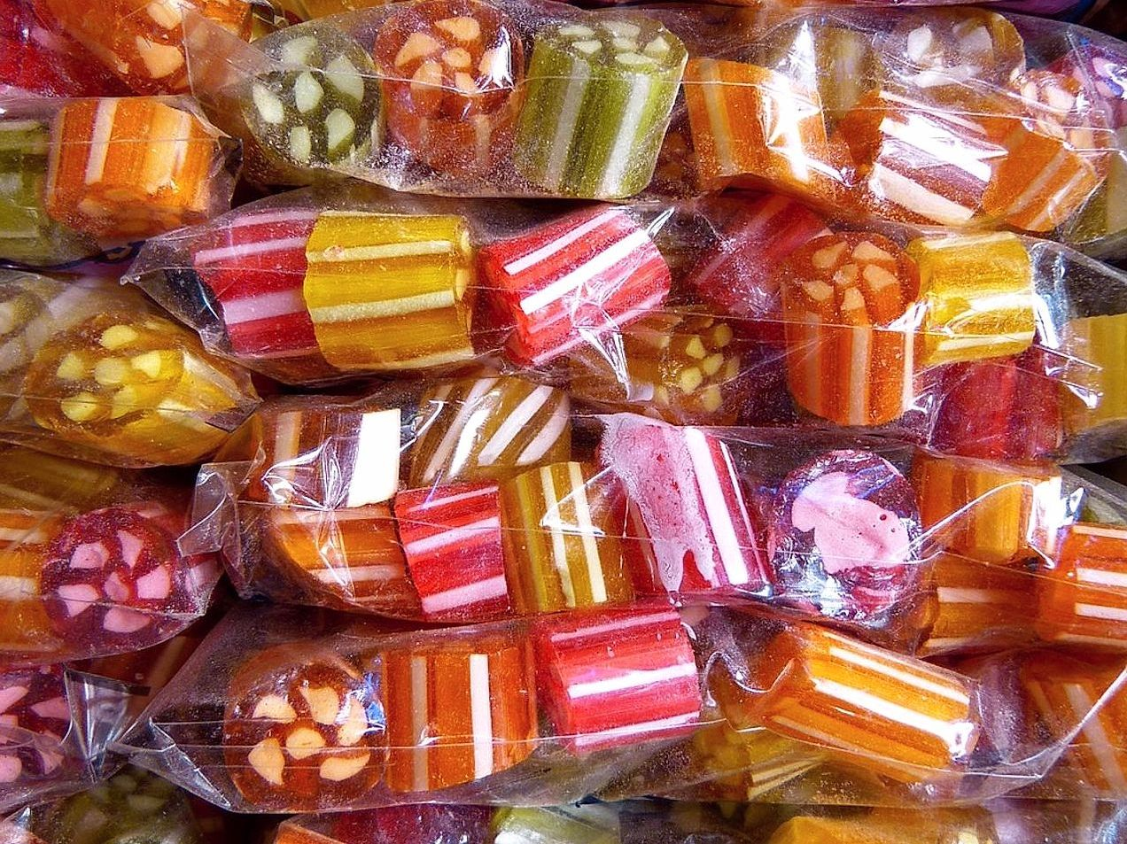 Uma seleção de lollipops e sweets dispostos em uma bandeja