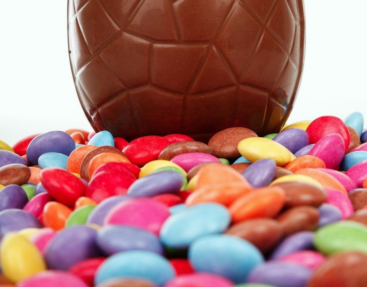 Balcão com handmade candy, embalagens coloridas e caixas de candy gifts abertas
